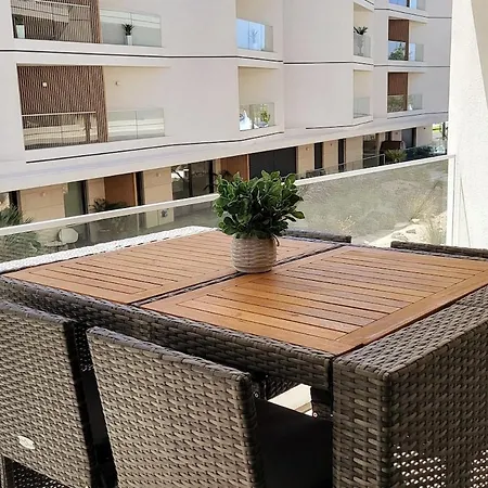 New Luxury Ocean Front Heart Of Parking