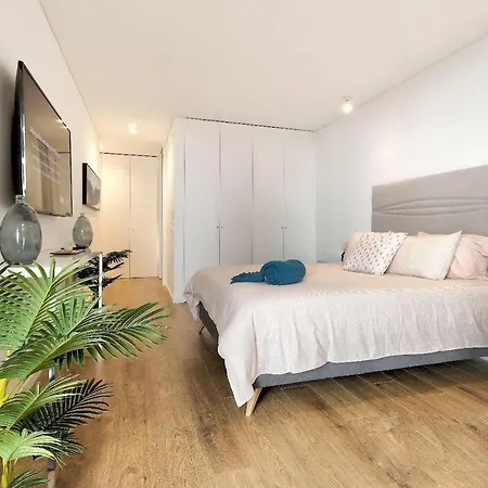 New Luxury Ocean Front Heart Of Parking Apartment