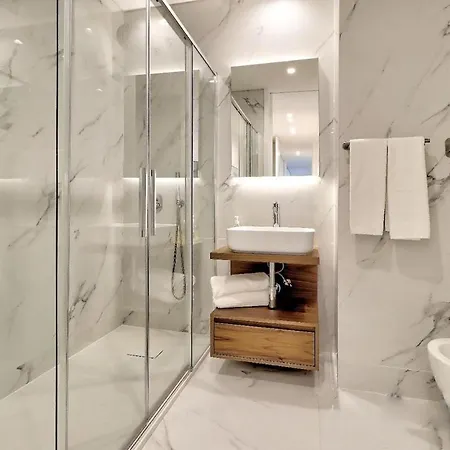 New Luxury Ocean Front Heart Of Parking Apartment