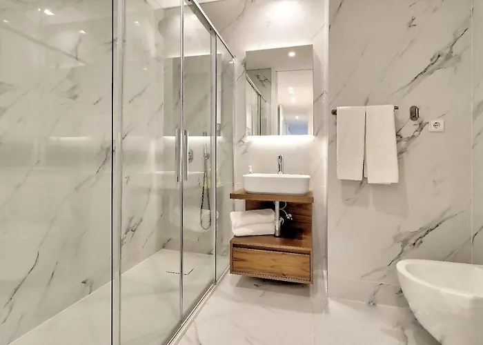 New Luxury Ocean Front Heart Of Parking アパート